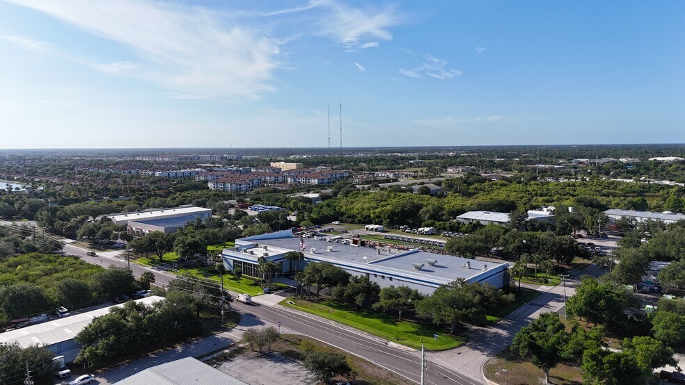 More Photos Of 1052-1060 Endeavor Ct, Nokomis Warehouse For Lease