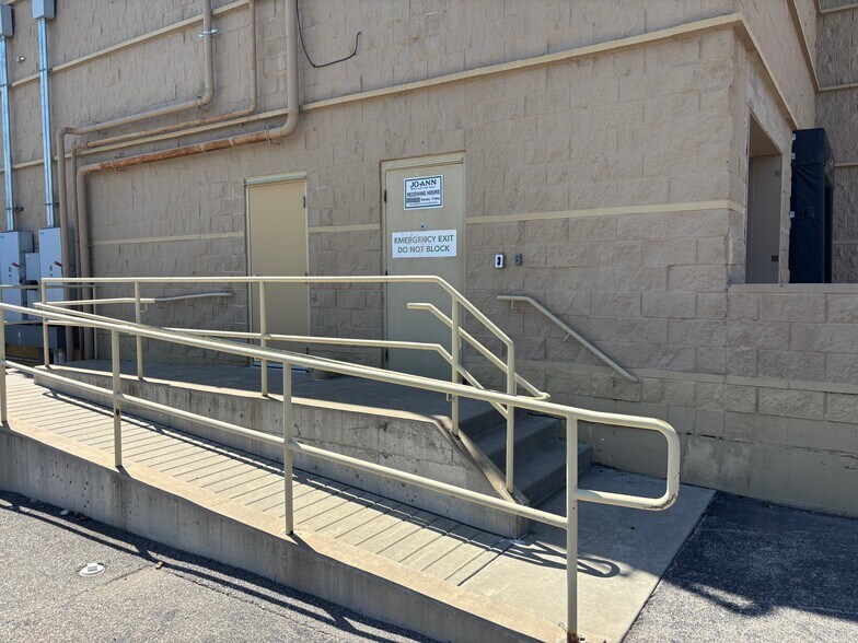 More Photos Of 6920-6930 W Kellogg Dr, Wichita Freestanding For Lease