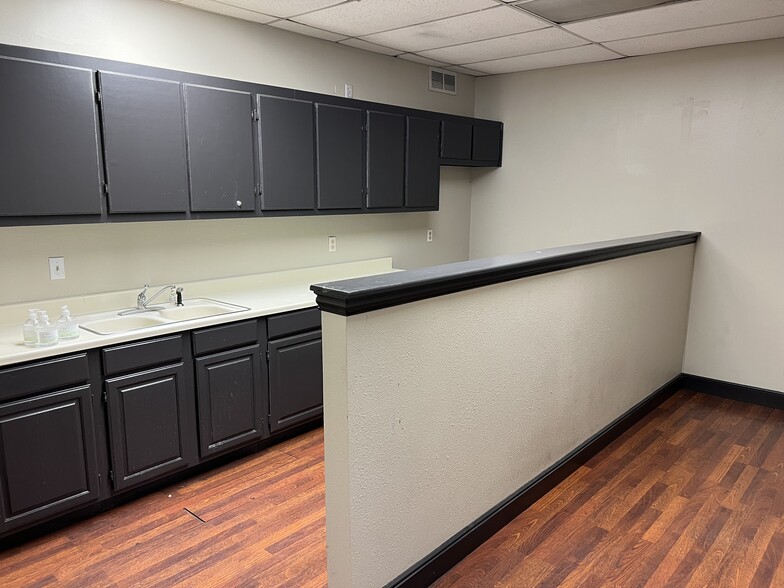 More Photos Of 501 Industrial Dr, Richardson Warehouse For Lease