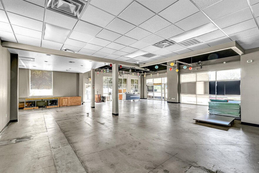 More Photos Of 1713 Park Pl, College Station General Retail For Lease