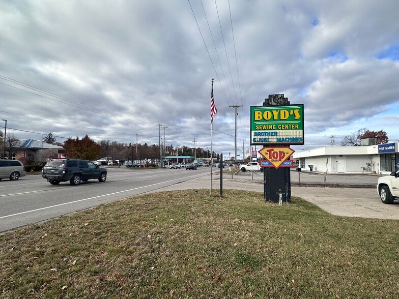 More Photos Of 966 W South Airport Rd, Traverse City Freestanding For Sale