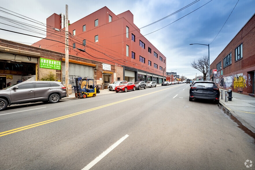 More Photos Of 4805 Metropolitan Ave, Ridgewood Light Distribution For Lease