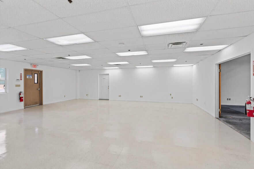 More Photos Of 27 Kent St, Ballston Spa Warehouse For Lease