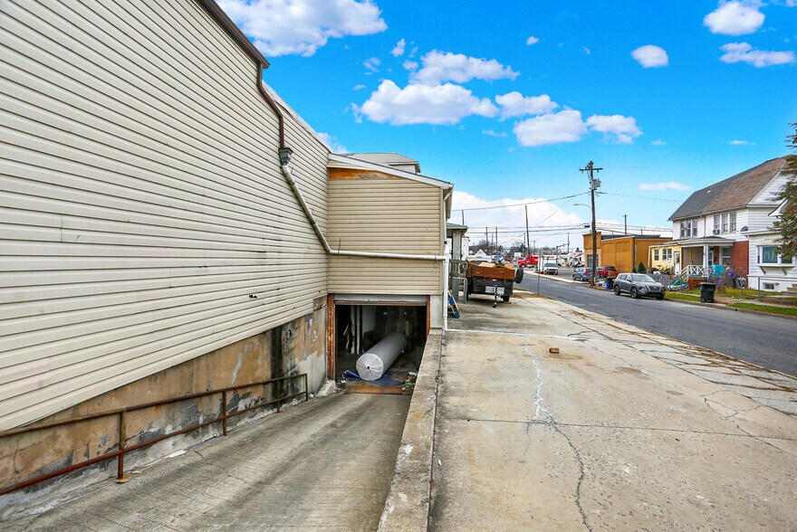 More Photos Of 1915 Lenox St, Harrisburg General Retail For Sale