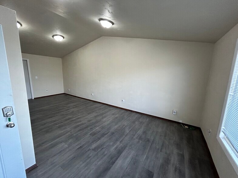 More Photos Of 802 S Military Ave, Green Bay Freestanding For Sale