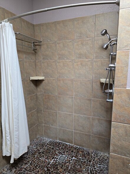 More Photos Of 1220-1222 W Hurst Blvd, Hurst Unknown For Lease