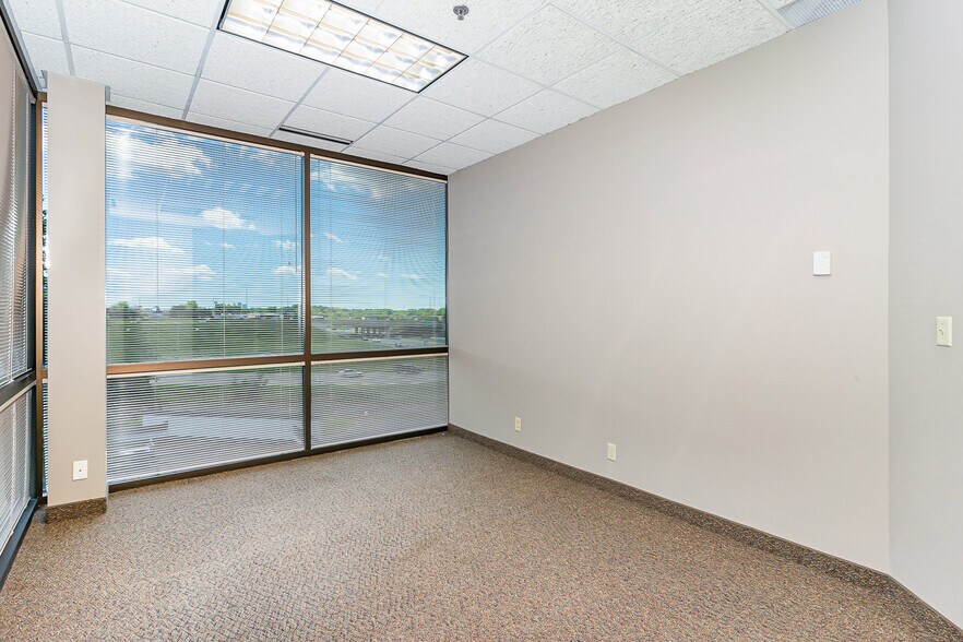More Photos Of 941 Hillwind Rd NE, Minneapolis Medical For Lease