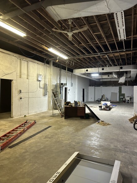 More Photos Of 398 Auburn Rd, Pontiac Warehouse For Lease