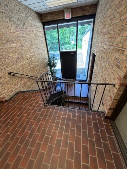 More Photos Of 18340 Minnetonka Blvd, Deephaven Office For Lease