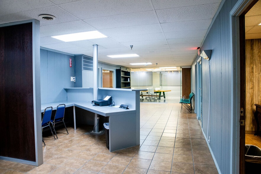 More Photos Of 1630 N Eldon Ave, Springfield Unknown For Lease