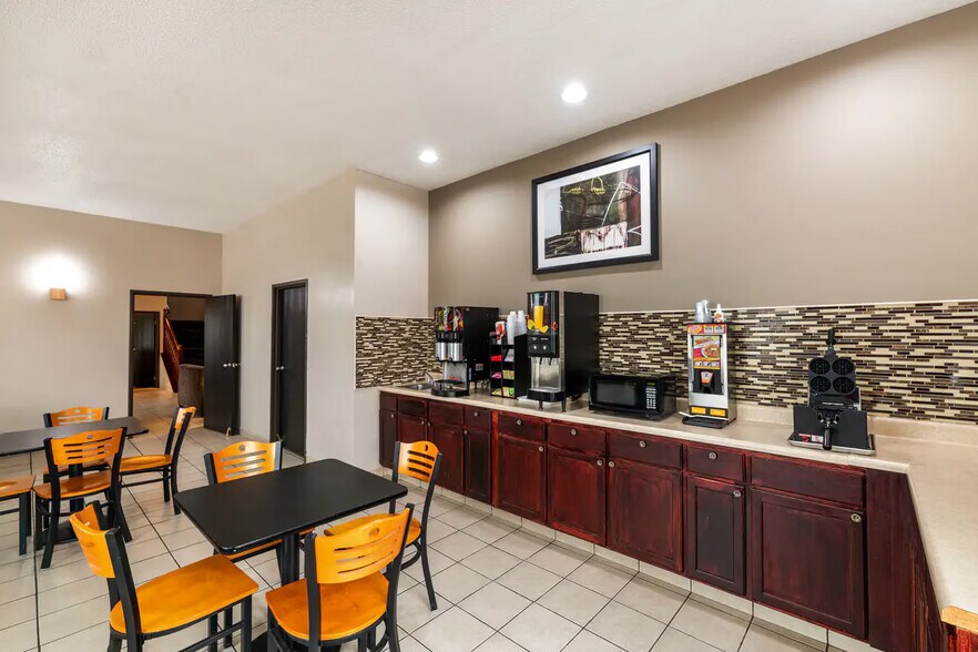 More Photos Of 800 Senate Ave, Red Oak Hotel For Sale