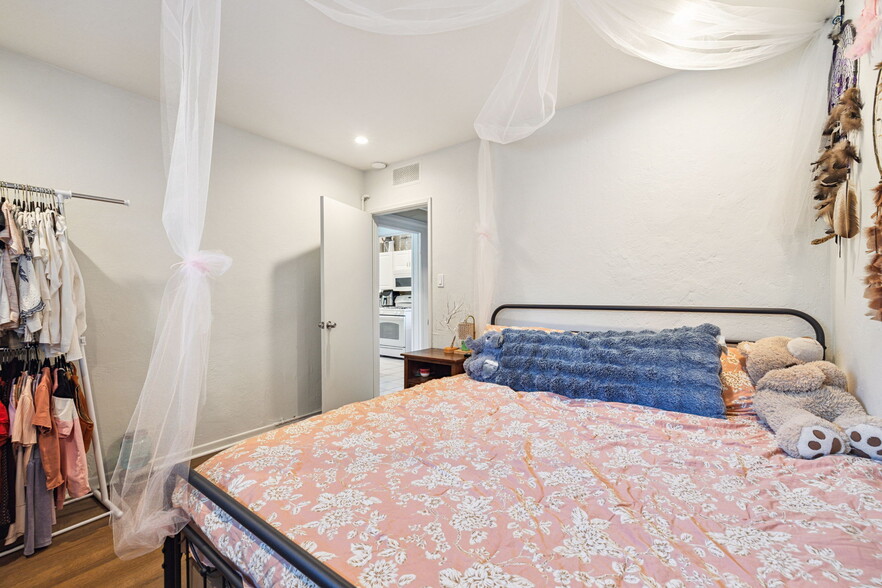 More Photos Of 1674 S Via Salida, Palm Springs Apartments For Sale