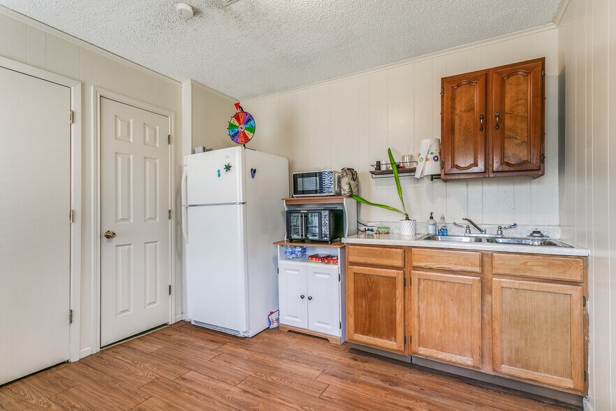 More Photos Of 901 Oak St, Jourdanton Freestanding For Sale