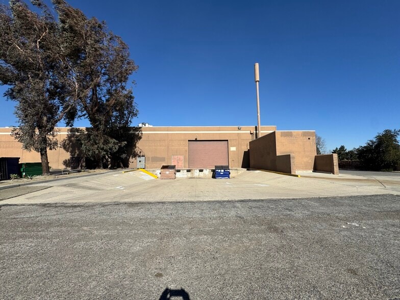 More Photos Of 2401-2455 S Vineyard Ave, Ontario Storefront For Lease