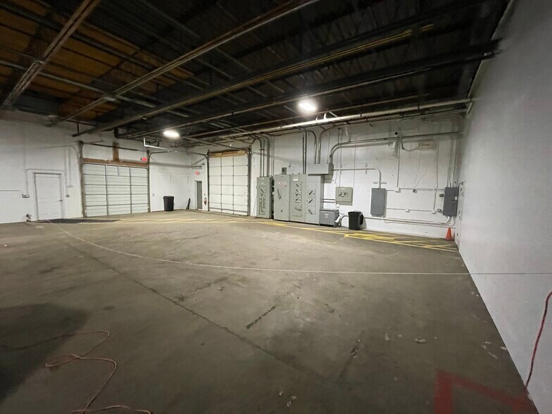 More Photos Of 6704 Pingree Rd, Crystal Lake Manufacturing For Lease