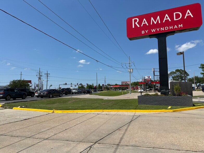More Photos Of 1400 W Tunnel Blvd, Houma Hotel For Lease