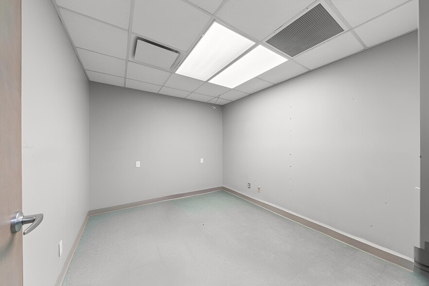 More Photos Of 3828 Avenue N, Galveston Hospital For Lease