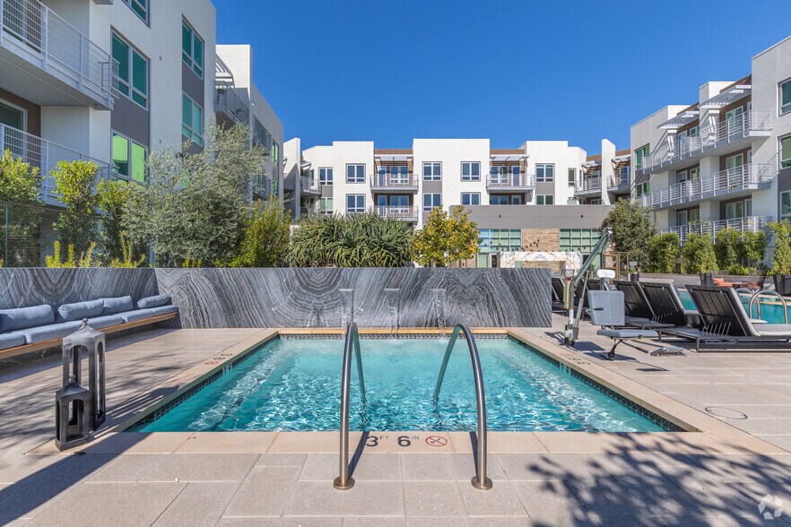 More Photos Of 585 Anton Blvd, Costa Mesa Apartments For Lease