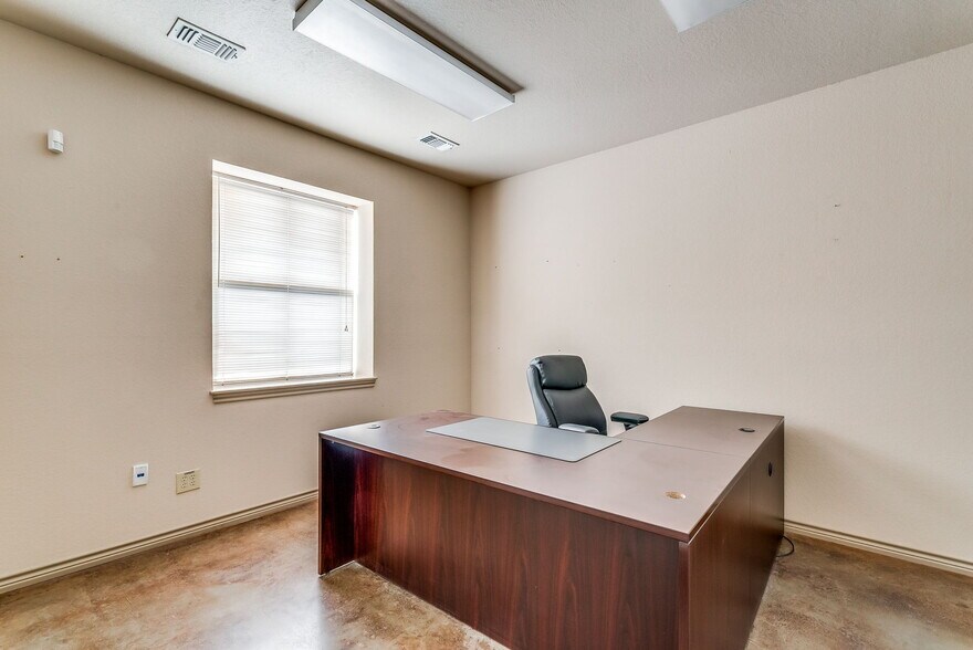 More Photos Of 3997 N US Highway 287, Alvord Warehouse For Lease