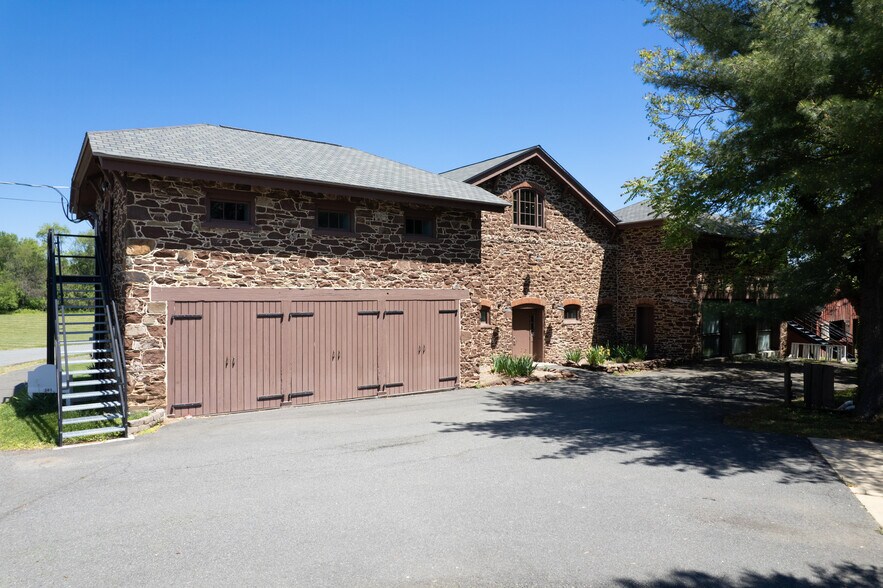 More Photos Of 601 Catoctin Cir NE, Leesburg Specialty For Lease