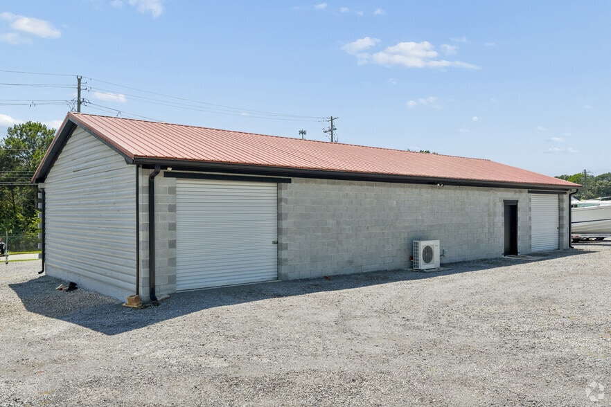 More Photos Of 400-420 Victoria Rd, Woodstock Storefront For Sale