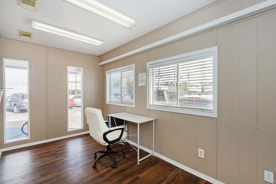 More Photos Of 120 E Mulberry St, Angleton Auto Dealership For Sale