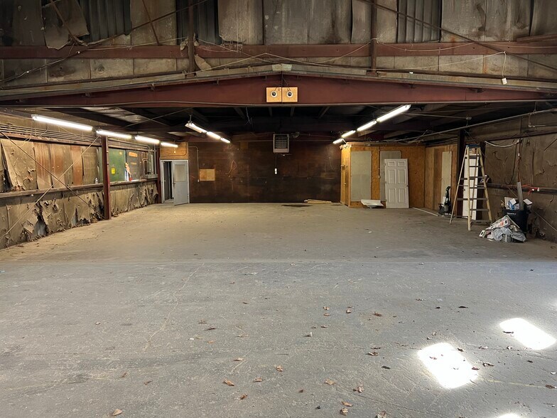 More Photos Of 5905 W US Highway 60, Republic Warehouse For Lease