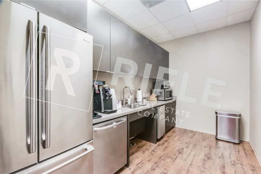 More Photos Of 24 Greenway Plz, Houston Office For Lease