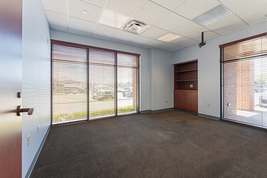 More Photos Of 3550 W Robinson St, Norman Bank For Lease