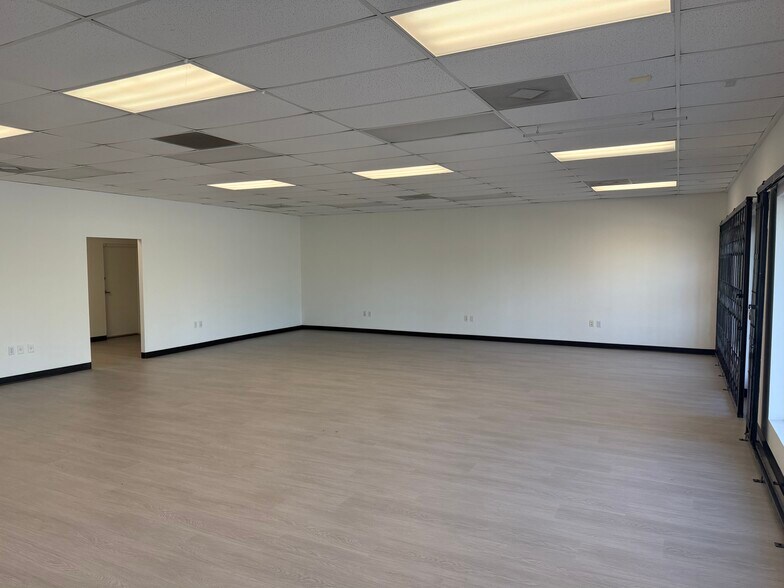 More Photos Of 8841-8863 Canoga Ave, Canoga Park Distribution For Lease