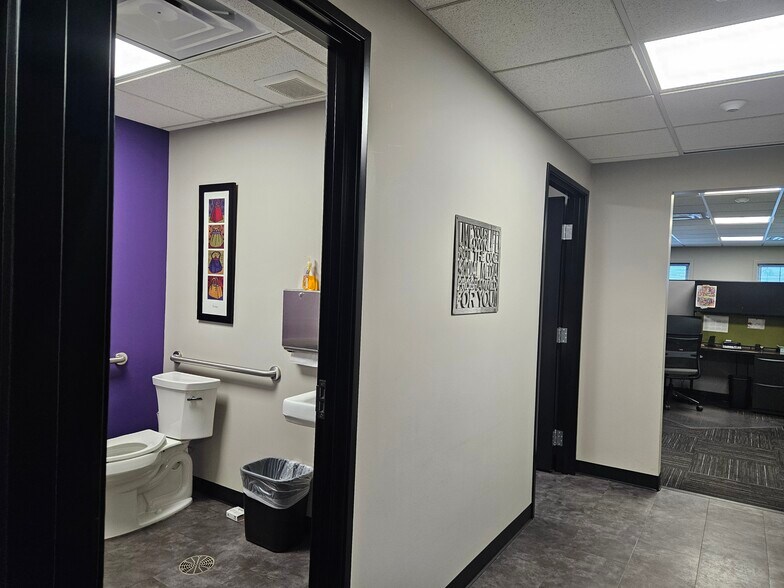 More Photos Of 902 S Washington Ave, Saginaw Office For Sale