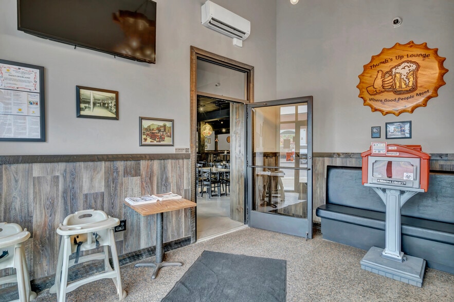 More Photos Of 53 N Howard Ave, Croswell Bar For Sale