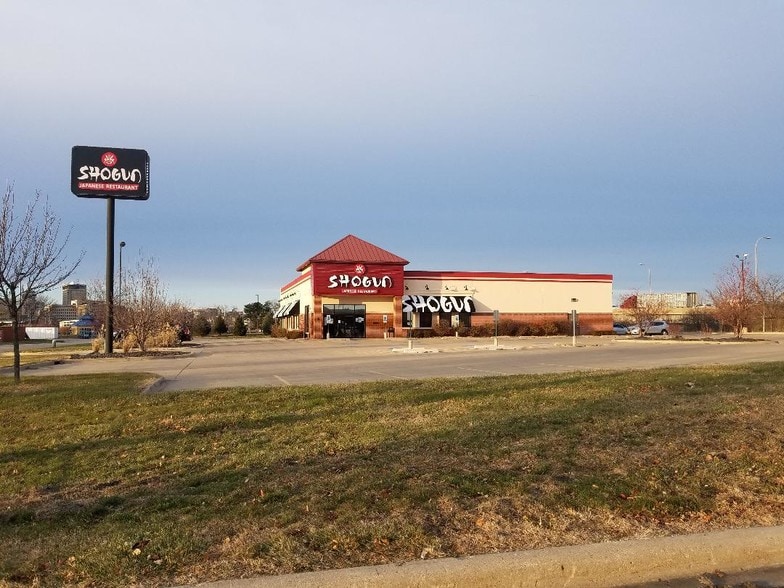 More Photos Of 1000 Riverside Dr, East Peoria Restaurant For Sale