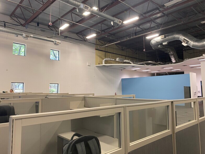 More Photos Of 7050 Burleson Rd, Austin Light Distribution For Sale