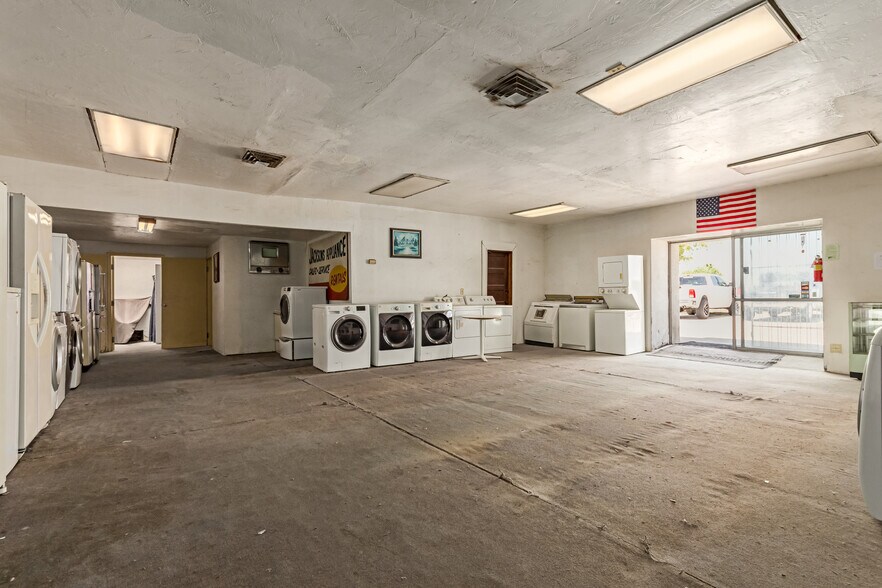 More Photos Of 5850 W Market St, Glendale Service For Sale