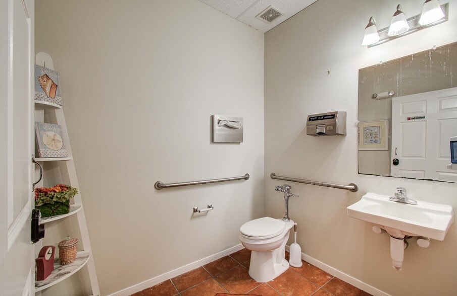 More Photos Of 11201 Steeplepark Dr, Houston Office Residential For Sale