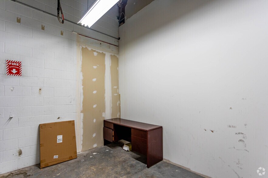 More Photos Of 465 Turnpike St, Canton Manufacturing For Lease