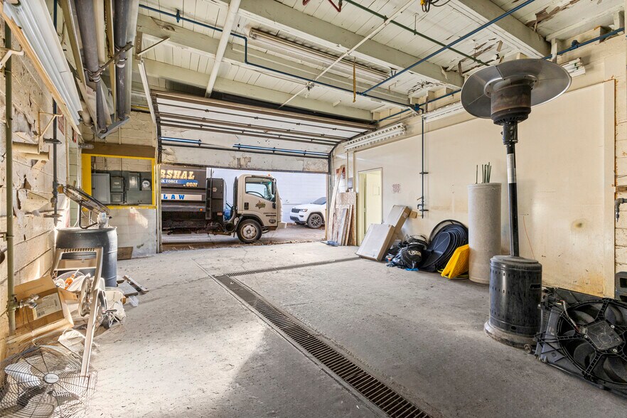 More Photos Of 5420 Oakman Blvd, Dearborn Warehouse For Sale