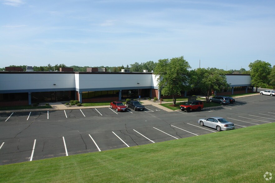 More Photos Of 6200-6230 Bury Dr, Eden Prairie Showroom For Lease