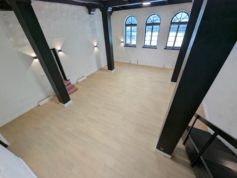 More Photos Of 1861 Whitley Ave, Los Angeles Apartments For Lease