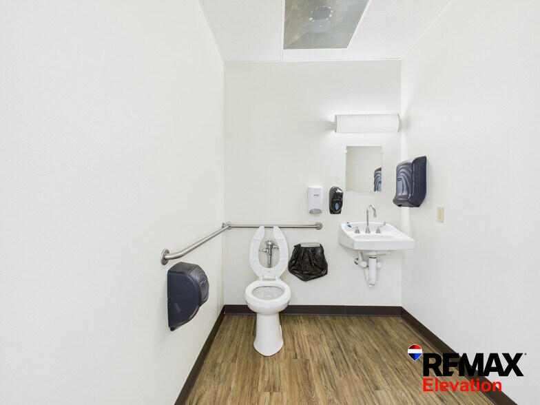 More Photos Of 156 N 6th St, Basin Office For Sale