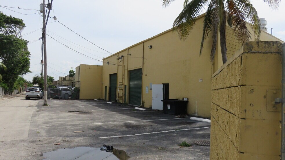 More Photos Of 2001 N Dixie Hwy, Pompano Beach Storefront Retail Office For Lease