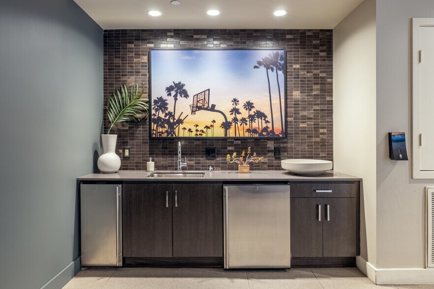 More Photos Of 1111 Wilshire Blvd, Los Angeles Apartments For Lease