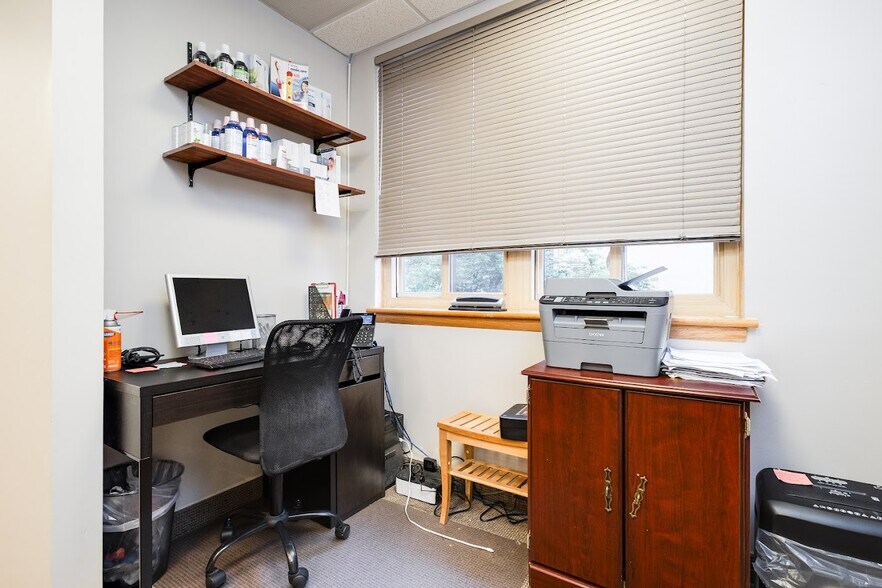 More Photos Of 4400 MacArthur Blvd NW, Washington Office For Sale