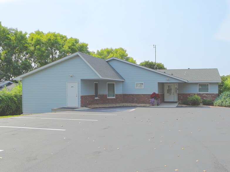 More Photos Of 123 Fairlawn Ave W, Winsted Office For Sale