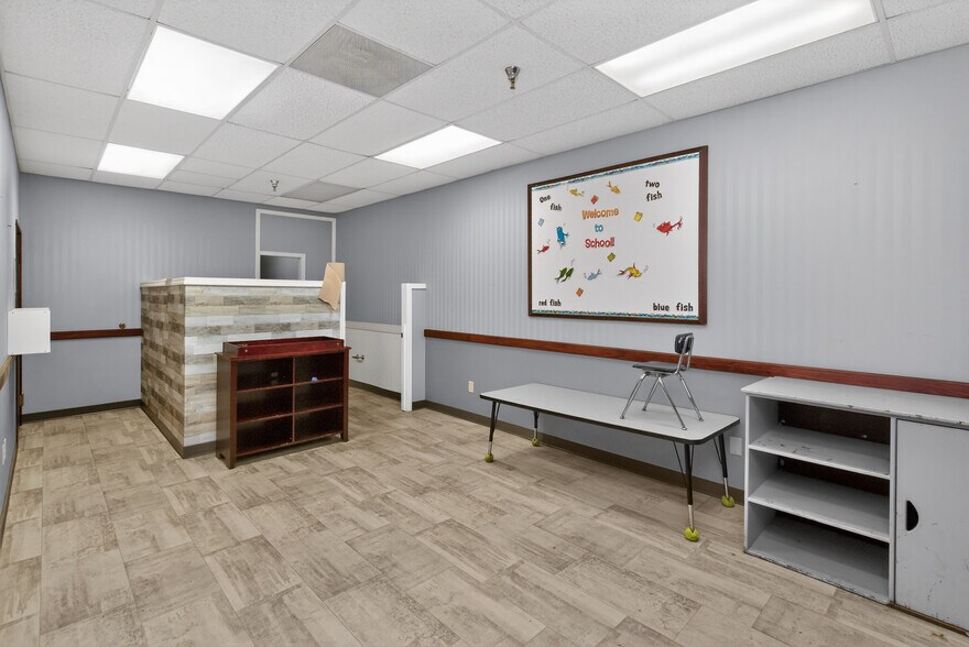 More Photos Of 1017 E 7th St N, Newton Office For Sale