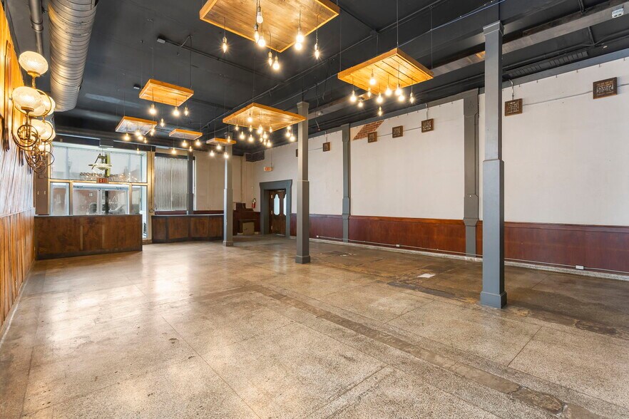 More Photos Of 408 W Walnut St, Springfield Storefront Retail Residential For Lease