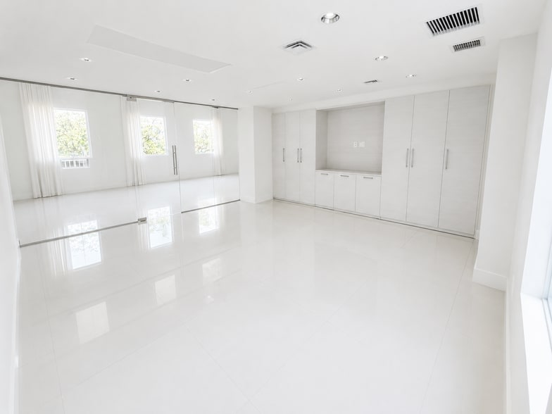 More Photos Of 201 N Ocean Dr, Hollywood Storefront Retail Office For Lease