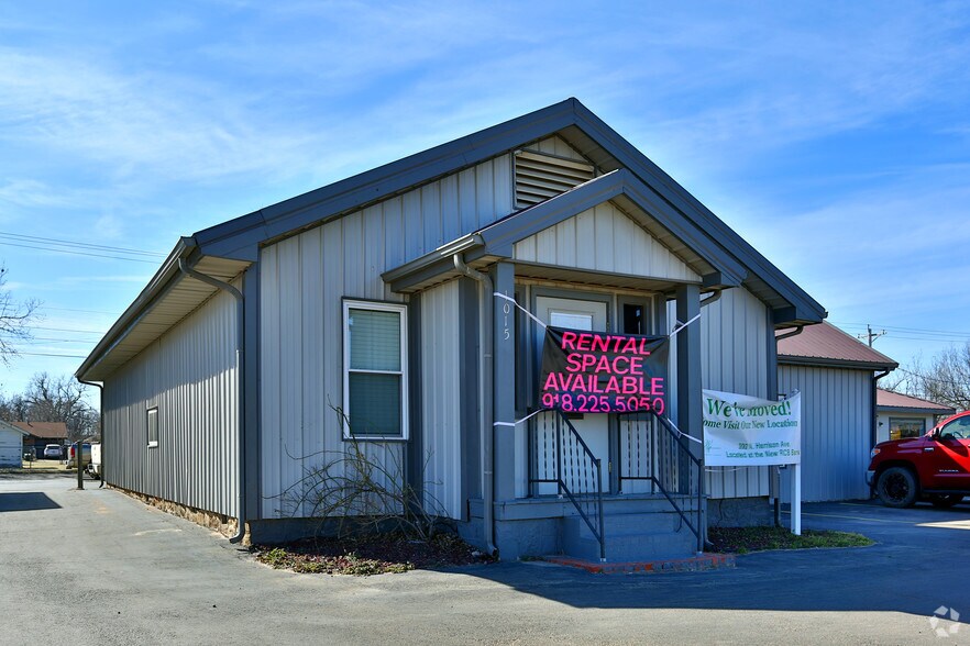 More Photos Of 1015 E Main St, Cushing Office For Lease