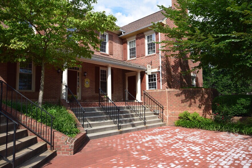 More Photos Of 121-123 Rowell Ct, Falls Church Office For Lease